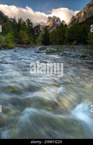 Frankreich, Hautes-Alpes, Nevache, Etroite-Tal, der Bach des Etroite-Tals und der Petit Seru (2631m) Stockfoto