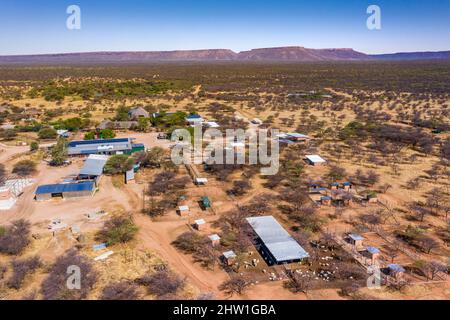Namibia, Otjozondjupa Region, Otjiwarongo, Cheetah Conservation Fund (CCF), Luftaufnahme der Modellfarm, das Waterberg-Hochplateau im Hintergrund (Luftaufnahme) Stockfoto