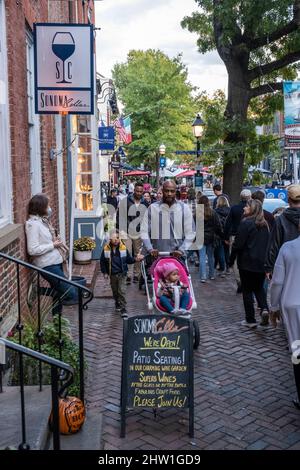 Alexandria, Virginia, USA. Old Town King Street Bürgersteig Szene. Stockfoto