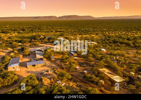 Namibia, Otjozondjupa Region, Otjiwarongo, Cheetah Conservation Fund (CCF), Luftaufnahme, das Waterberg-Hochplateau im Hintergrund (Luftaufnahme) Stockfoto