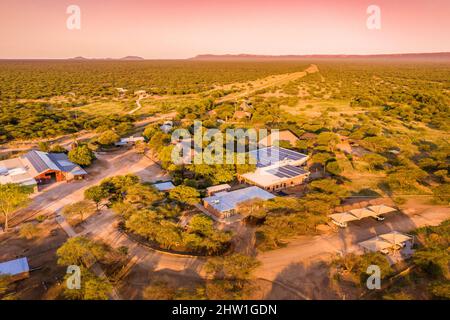 Namibia, Otjozondjupa Region, Otjiwarongo, Cheetah Conservation Fund (CCF), Luftaufnahme, das Waterberg-Hochplateau im Hintergrund (Luftaufnahme) Stockfoto