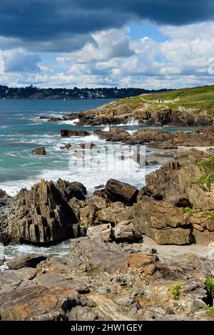 Frankreich, Finistere (29), Moelan sur Mer, die Küste zwischen Kerfany les Pins und dem Strand von Trenez entlang des Wanderweges GR 34 oder sentier des douaniers (Zollweg) Stockfoto