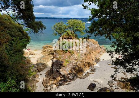 Frankreich, Finistere (29), Fouesnant, die Küste zwischen Cap Coz und der Pointe de Beg Meil, Strand entlang der Küstenstraße Stockfoto