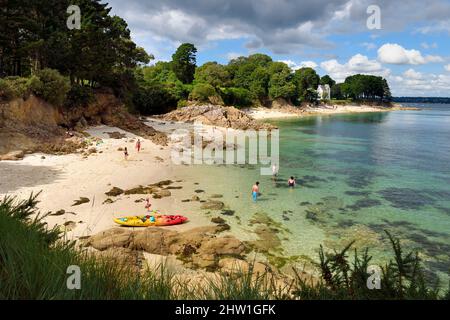 Frankreich, Finistere (29), Fouesnant, die Küste zwischen Cap Coz und der Pointe de Beg Meil, Strand entlang der Küstenstraße Stockfoto