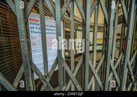 London, Großbritannien. 3. März 2022. Schließungsschilder in der U-Bahn-Station Balham - Pendler reisen am zweiten Tag des U-Bahn-Streiks zur Arbeit, der wieder fast das gesamte Netz geschlossen hat. Kredit: Guy Bell/Alamy Live Nachrichten Stockfoto
