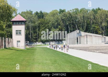 Deutschland, Bayern, Dachau, Konzentrationslager, Wachturm und evangelische Versöhnungskirche Stockfoto