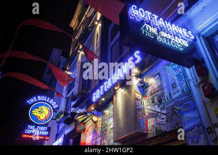 Niederlande, Nordholland, Amsterdam, Oudezijds Achterburgwal Canal, De Wallen, Auch Rotlichtviertel genannt, Fassade des berühmten Bulldog-Cafés, beleuchtet mit blauen Neonlichtern, wo der Konsum von Cannabis toleriert wird Stockfoto