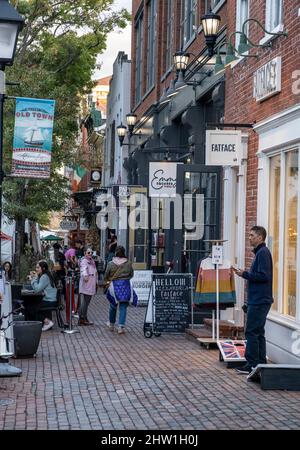 Alexandria, Virginia, USA. Old Town King Street Bürgersteig Szene. Stockfoto