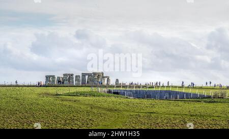 WILTSHIRE, ENGLAND - FEBRUAR 17 2022: Blick auf den alten Steinkreis in Stonehenge. Stockfoto