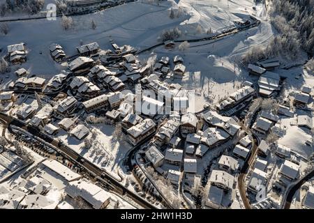 Frankreich, Haute-Savoie, Aravis-Massiv, La Clusaz, Gesamtansicht des Resorts mit der Kirche Sainte Foy (Luftaufnahme) Stockfoto