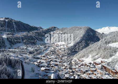 Frankreich, Haute-Savoie, Aravis-Massiv, La Clusaz, Gesamtansicht des Resorts mit der Kirche Sainte Foy (Luftaufnahme) Stockfoto