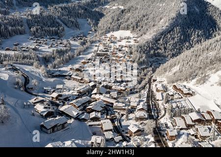 Frankreich, Haute-Savoie, Aravis-Massiv, La Clusaz, Gesamtansicht des Resorts mit der Kirche Sainte Foy (Luftaufnahme) Stockfoto