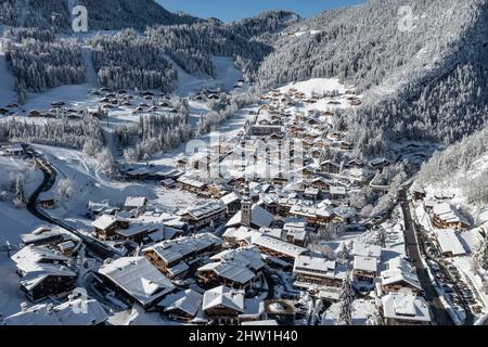 Frankreich, Haute-Savoie, Aravis-Massiv, La Clusaz, Gesamtansicht des Resorts mit der Kirche Sainte Foy (Luftaufnahme) Stockfoto