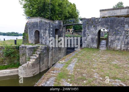 Frankreich, Loiret, Loire-Tal UNESCO-Welterbe, Loire-Radweg, Loire mit dem Fahrrad, Ch?tillon-sur-Loire, auf der Route der Loire mit dem Fahrrad gelegen, ist die Relais von Mantelot ein ehemaliges Schleusenhaus, das es den Booten erlaubte, auf dem Kanal die Loire zu überqueren Stockfoto