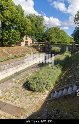 Frankreich, Loiret, Loire-Tal UNESCO-Welterbe, Loire-Radweg, Loire mit dem Fahrrad, Ch?tillon-sur-Loire, auf der Route der Loire mit dem Fahrrad gelegen, ist die Relais von Mantelot ein ehemaliges Schleusenhaus, das es den Booten erlaubte, auf dem Kanal die Loire zu überqueren Stockfoto