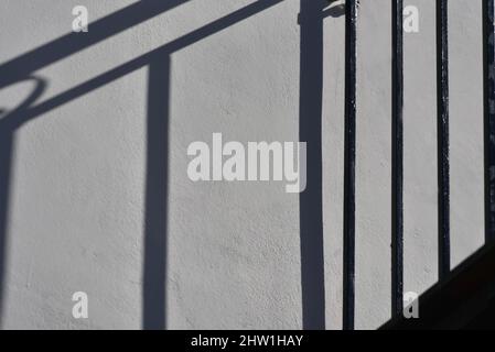 Traditionelles handgefertigtes schmiedeeisernes Balkongeländer an einer weiß getünchten Wand in Nafplio, Griechenland. Stockfoto