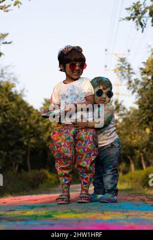 Happy Asian Indian Kids Boy Und Girl Genießen Das Festival Der Farben Mit Holi Color Powder Genannt Gulal Oder Rang Stockfoto