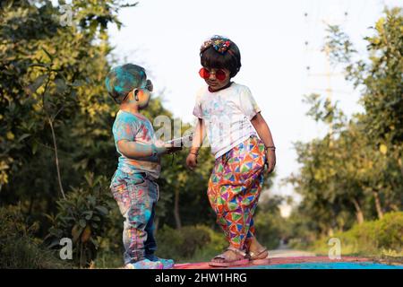 Happy Asian Indian Kids Boy Und Girl Genießen Das Festival Der Farben Mit Holi Color Powder Genannt Gulal Oder Rang Stockfoto