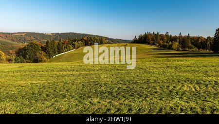 Herbsttag mit klarem Himmel auf dem Loucka-Hügel in den Bergen von Slezske Beskydy in Tschechien Stockfoto