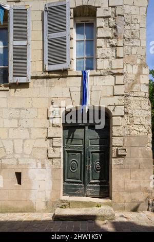 Frankreich, Indre et Loire, Loire-Tal, das von der UNESCO zum Weltkulturerbe erklärt wurde, Chinon, alte Tür im mittelalterlichen Viertel Stockfoto