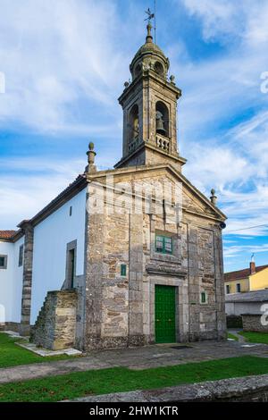 Spanien, Galizien, O Pino, O Pedouzo Weiler auf dem Camino Franc, spanische Route der Wallfahrt nach Santiago de Compostela, die zum UNESCO-Weltkulturerbe gehört, Kirche Santa Eulalia de Arca Stockfoto