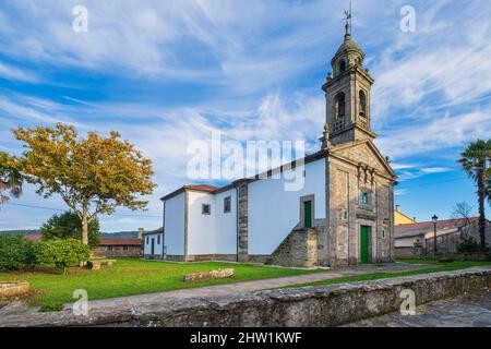 Spanien, Galizien, O Pino, O Pedouzo Weiler auf dem Camino Franc, spanische Route der Wallfahrt nach Santiago de Compostela, die zum UNESCO-Weltkulturerbe gehört, Kirche Santa Eulalia de Arca Stockfoto