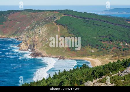 Spanien, Galizien, Finisterre (Fisterra), Endziel der Wallfahrt nach Santiago de Compostela, Kap Finisterre, Panorama vom Monte do Facho, Blick über den Strand von Mar de Fora Stockfoto