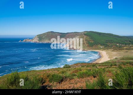 Spanien, Galizien, Finisterre (Fisterra), Endziel der Wallfahrt nach Santiago de Compostela, Kap Finisterre, Panorama vom Monte do Facho, Blick über den Strand von Mar de Fora Stockfoto