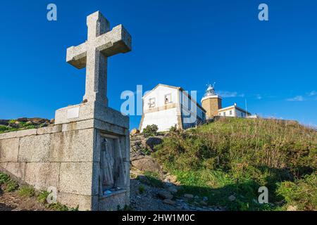 Spanien, Galizien, Finisterre (Fisterra), Endziel der Wallfahrt nach Santiago de Compostela, Leuchtturm am Kap Finisterre, erbaut 1853 und das letzte Kreuz des Camino Stockfoto