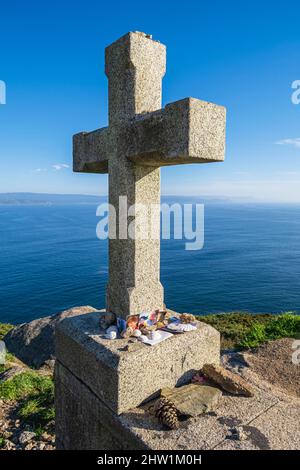 Spanien, Galizien, Finisterre (Fisterra), Endziel der Wallfahrt nach Santiago de Compostela, letztes Kreuz des Camino am Kap Finisterre Stockfoto
