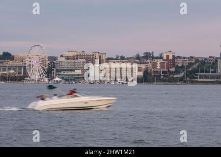 Bootstouren auf dem Potomac, National Harbor, Maryland und dem Potomac River von der Virginia-Seite aus. Stockfoto