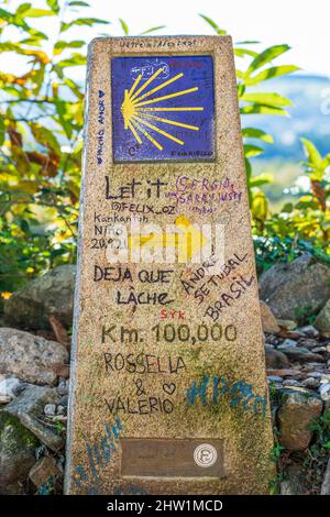 Spanien, Galizien, Paradela, Ein Dörfchen von Pena, Steinmarkierung für Kilometer 100 auf der spanischen Route des Camino Franc, die zum UNESCO-Weltkulturerbe gehört Stockfoto