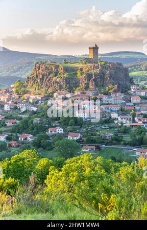 Frankreich, Haute-Loire, feudalen Festung von Polignac datiert 11. Jahrhundert stehen auf einem basaltischen Hügel, Loire-Tal Stockfoto