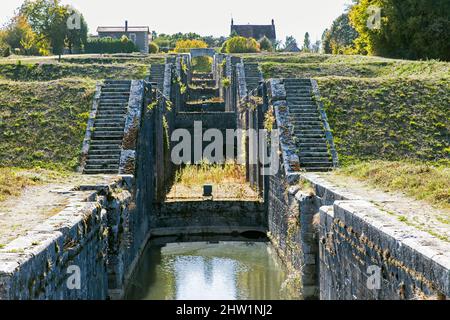 Frankreich, Yonne, Rogny-les-Sept-Ecluses, die Leiter von sieben Schleusen des Briare-Kanals Stockfoto