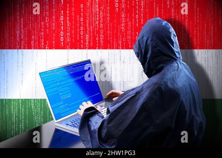 Anonymer kapuzter Hacker, Flagge Ungarns, Binärcode - Cyberangriffskonzept Stockfoto