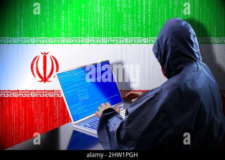 Anonymer kapuzter Hacker, Flagge des Iran, Binärcode - Cyberangriffskonzept Stockfoto