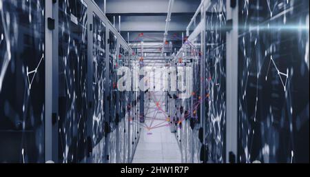 Bild von sich bewegenden Formen über dem Serverraum Stockfoto