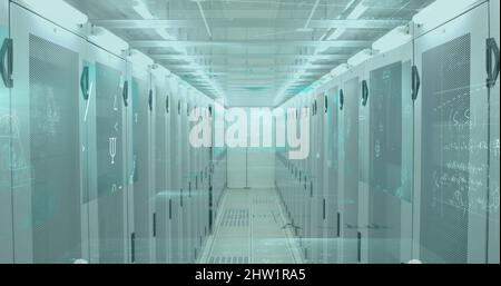 Bild von mathematischen Gleichungen über dem Serverraum Stockfoto