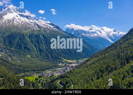 Frankreich, Haute-Savoie, Mont-Blanc-Massiv, Chamonix-Tal, Argentiere, Blick auf den Mont Blanc (4810m) und die Aiguilles de Chamonix vom Weiler TR?l?Champ aus gesehen (Luftaufnahme) Stockfoto