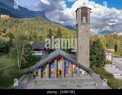 Frankreich, Haute-Savoie, Assy-Hochebene, Passy, &#x200b; &#x200b; Notre-Dame-de-Toute-Gr?ce Kirche, Mosaic von Fernand L?ger (Luftaufnahme Stockfoto