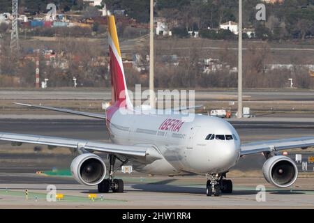 MADRID, SPANIEN. MÄRZ 1. 2022: Ein Iberia Airbus A330 am Flughafen Madrid Barajas, Madrid, Spanien, am Dienstag, 1.. März 2022. (Kredit: Robert Smith | MI News ) Kredit: MI News & Sport /Alamy Live News Stockfoto