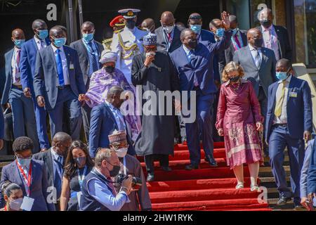 Präsident Uhuru Kenyatta (C), der nigrische Präsident Muhammadu Buhari (L) und die Exekutivdirektorin des Umweltprogramms der Vereinten Nationen (UNEP), Inger Andersen (R), machen sich auf den Weg zu den Vereinten Nationen zur hochrangigen Eröffnungszeremonie der Sondersitzung zum Gedenken an den 50.. Jahrestag des Umweltprogramms der Vereinten Nationen. Stockfoto