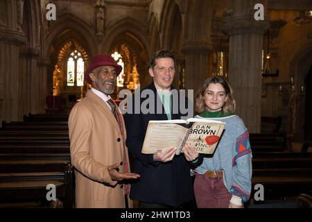 Roslin, Großbritannien. 3. März 2022. Fotocall DER da VINCI CODE in der Rosslyn Chapel in Roslin. Nigel Harman, Danny John-Jules und die Schauspielerin Leigh Lothian aus Edinburgh posierten im März und April für ein Foto, um den Da Vinci Code in Glasgow und Edinburgh zu promoten. Der Da Vinci Code wird vom 28. März bis zum 2. April im Theatre Royal in Glasgow spielen und dann vom 5-9. April zum King's Theatre in Edinburgh gehen.Bildnachweis: Pako Mera/Alamy Live News Stockfoto