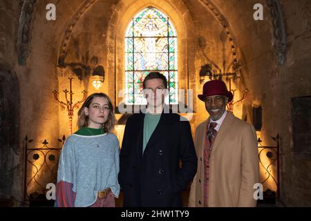 Roslin, Großbritannien. 3. März 2022. Fotocall DER da VINCI CODE in der Rosslyn Chapel in Roslin. Nigel Harman, Danny John-Jules und die Schauspielerin Leigh Lothian aus Edinburgh posierten im März und April für ein Foto, um den Da Vinci Code in Glasgow und Edinburgh zu promoten. Der Da Vinci Code wird vom 28. März bis zum 2. April im Theatre Royal in Glasgow spielen und dann vom 5-9. April zum King's Theatre in Edinburgh gehen.Bildnachweis: Pako Mera/Alamy Live News Stockfoto