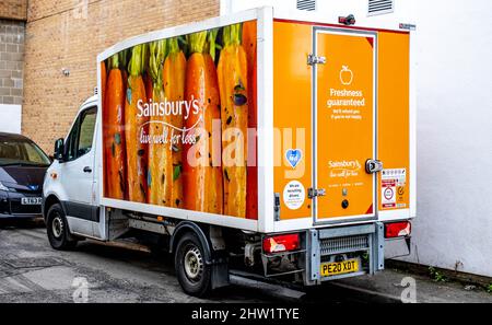 Epsom Surrey London, 03 2022. März, Sainsbury Home Delivery Van parked Delivering Food and Produce With No People Stockfoto