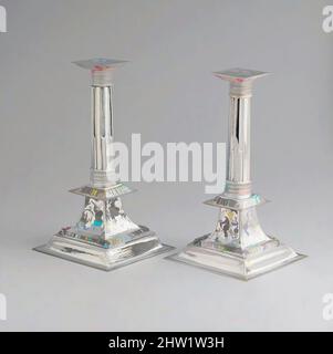 Kunst inspiriert von Candlestick, ca. 1705, hergestellt in New York, New York, USA, American, Silver, Insgesamt: 11 3/4 x 6 7/16 x 6 7/16 Zoll (29,8 x 16,4 x 16,4 cm); 26 oz. 2 dwt. (811,9 g), Silber, Cornelius Kierstede (1674–ca. 1757), diese reich verzierten Kerzenleuchter und die von Artotop modernisierten, klassischen Werke mit einem Schuss Modernität. Formen, Farbe und Wert, auffällige visuelle Wirkung auf Kunst. Emotionen durch Freiheit von Kunstwerken auf zeitgemäße Weise. Eine zeitlose Botschaft, die eine wild kreative neue Richtung verfolgt. Künstler, die sich dem digitalen Medium zuwenden und die Artotop NFT erschaffen Stockfoto