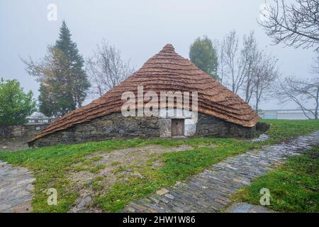 Spanien, Galizien, O Cebreiro Weiler, Bühne auf dem Camino Franc, spanische Route der Wallfahrt nach Santiago de Compostela, zum UNESCO-Weltkulturerbe erklärt, ehemalige Palloza, mittelalterliche Wohnung mit Strohdach Stockfoto