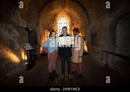 Roslin, Großbritannien. 3. März 2022. Fotocall DER da VINCI CODE in der Rosslyn Chapel in Roslin. Nigel Harman, Danny John-Jules und die Schauspielerin Leigh Lothian aus Edinburgh posierten im März und April für ein Foto, um den Da Vinci Code in Glasgow und Edinburgh zu promoten. Der Da Vinci Code wird vom 28. März bis zum 2. April im Theatre Royal in Glasgow spielen und dann vom 5-9. April zum King's Theatre in Edinburgh gehen.Bildnachweis: Pako Mera/Alamy Live News Stockfoto