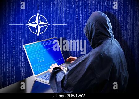 Anonymer Hacker mit Kapuze, Flagge der NATO, Binärcode - Cyberangriffskonzept Stockfoto