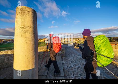 Spanien, Kastilien und Le?n, Hospital de Orbigo, Wanderung auf dem Camino Franc, spanische Pilgerroute nach Santiago de Compostela, UNESCO-Weltkulturerbe, mittelalterliche Brücke Paso Honroso über den Fluss Orbigo, Monolith zum Gedenken an den Sieg des Ritters Don Suero de Qui?ones und seiner neun Gefährten in den mittelalterlichen Jousten von 1434 Stockfoto